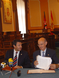 José Antonio Santano y Pedro Luis Uriarte, en el acto de la firma del acuerdo