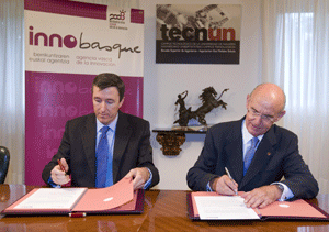 Alejo Avello, Director de Tecnun, y el presidente de Innobasque, Pedro Luis Uriarte en la firma